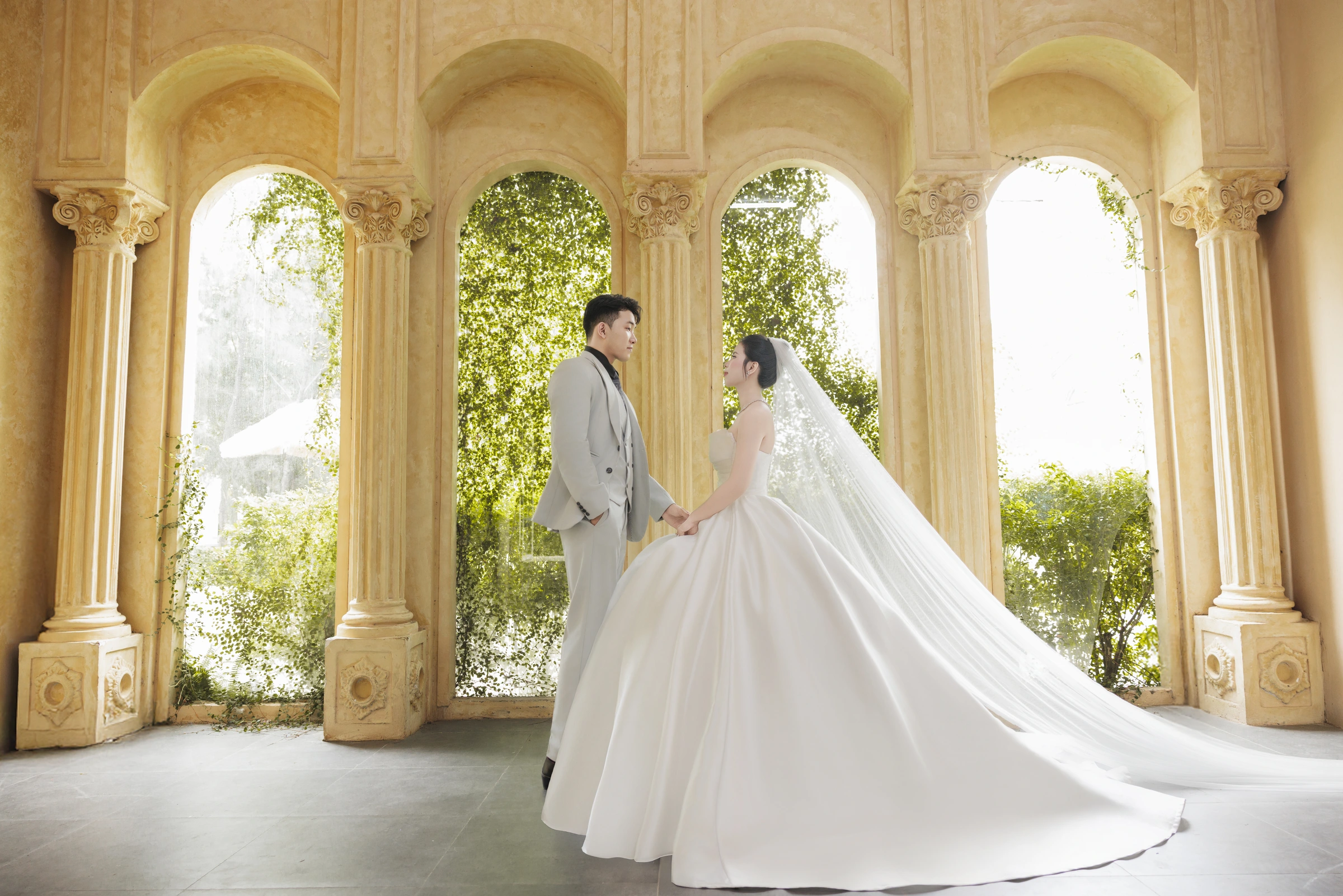 Hoàng và Thảo bên khung cửa ngập nắng